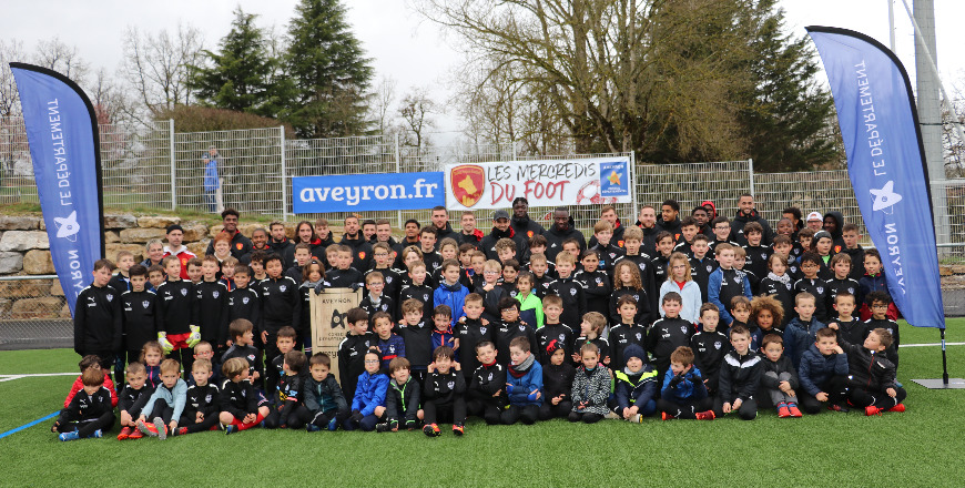 Les jeunes joueurs et les représentants du Raf ont posé avant l'entraînement. Les jeunes joueurs et les représentants du Raf ont posé avant l'entraînement.