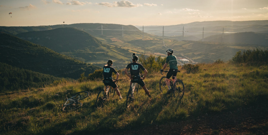 Les participants à cette première manche du Trek UCI Gravel en prendront plein la vue.