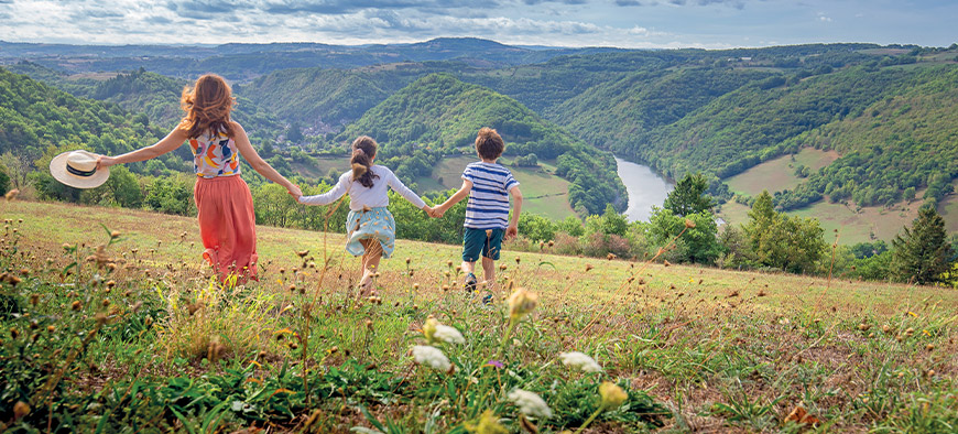 Photo de personnes qui courent dans un champ en Aveyron
