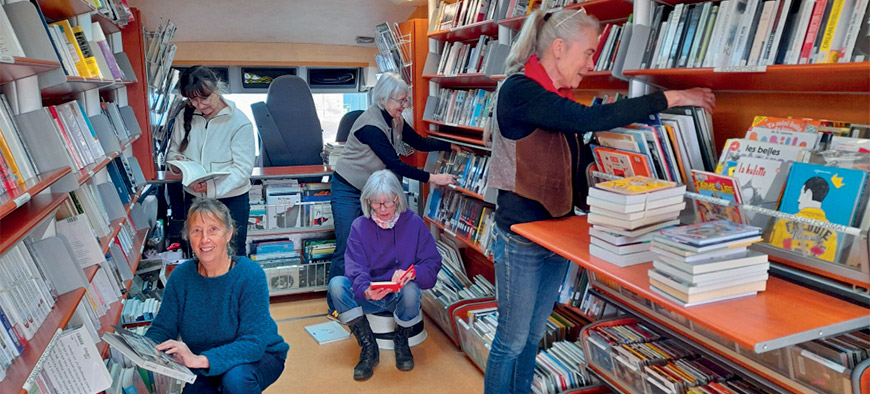 Photo - Les bénévoles de la bibliothèque de Saint-Sernin-sur-Rance dans le bibliobus Photo - Les bénévoles de la bibliothèque de Saint-Sernin-sur-Rance dans le bibliobus.