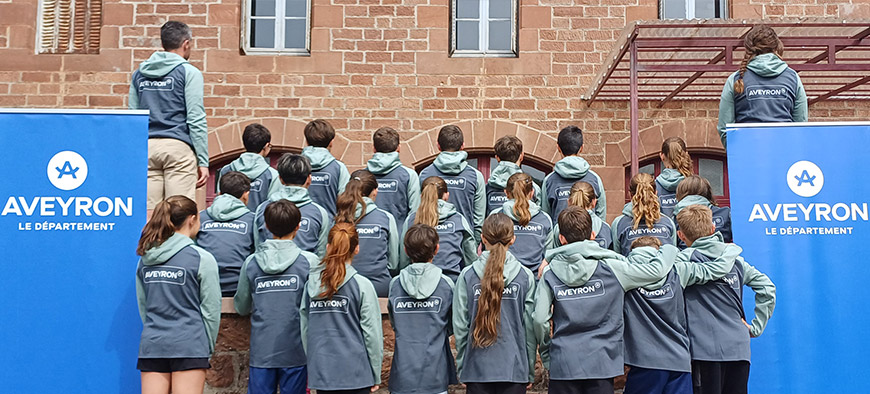 Photo d'élèves portant les vestes du Département de l'Aveyron