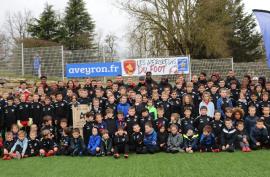 Les jeunes joueurs et les représentants du Raf ont posé avant l'entraînement.