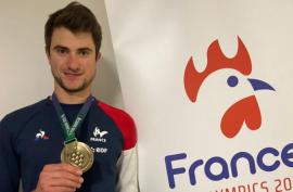 Paul Servières-Bordes pose avec sa première médaille obtenue au Brésil le lundi 2 mai 2022.