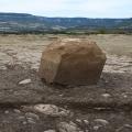 La stèle 40 des Touriès en place et à la fin de son dégagement (cl. Philippe Gruat, Direction de l’archéologie).