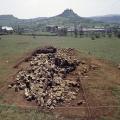 Tumulus I de Roumagnac au pied de la butte-témoin de Sévérac-le-Château en cours de fouille (cl. P. Gruat).