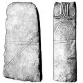 2.	La stèle n° 31 des Touriès avec accentuation des décors avant nettoyage. Il s’agit d’un guerrier muni d’une cuirasse avec une épée à antennes de la fin du VIe s. avant J.-C. figurée sur un côté (cliché Direction de l’Archéologie de l’Aveyron).